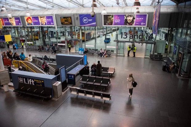 Metrô deserto nesta sexta-feira em Londres